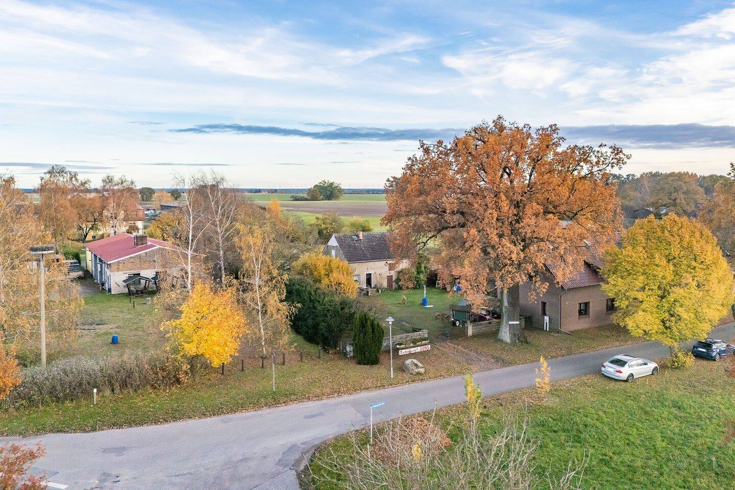 Vielseitiges Anwesen mit Einfamilienhaus, Veranstaltungsgebäuden & großem Grundstück in Tauche!