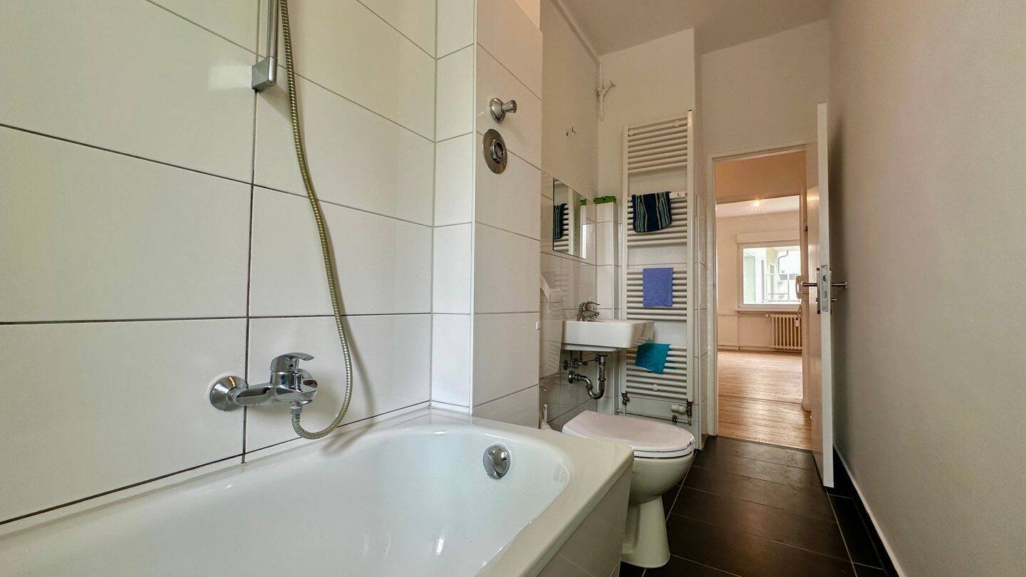 Sofort bezugsfrei! Gepflegte 3-Zimmer-Wohnung mit Einbauküche & Tageslichtbad – Berlin – Vorschaubild 4