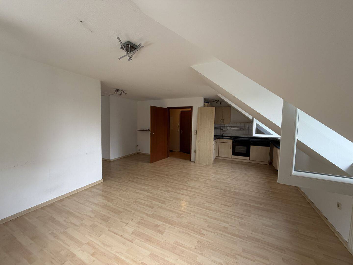 Sofort bezugsfreie 2-Zimmer-Wohnung mit Stellplatz und Spitzboden