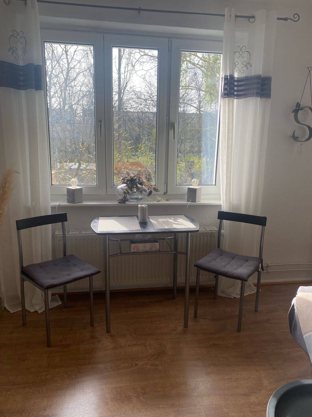 Helle möblierte 1,5-Zi.-Wohnung nahe Spree (10 Min). Schlafnische, 2 Sofas, WLAN, Arbeitsplatz, gute Anbindung ins Zentrum, Vermietung für 6 Monate – Berlin – Vorschaubild 5