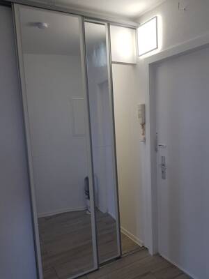 Traumhafte Aussicht: frisch renovierte 2-Zimmer-Wohnung mit Balkon im "Romeo & Julia"-Ensemble! – 70437 Stuttgart – Vorschaubild 9