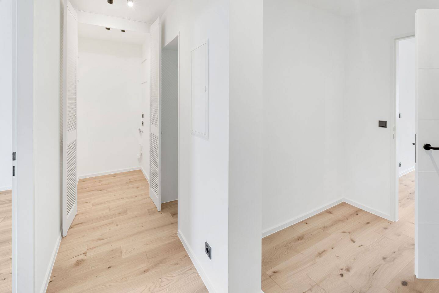 Bogenhausen: Hochwertig modernisierte 3-Zimmer-Wohnung mit 2 Loggien & Blick ins Grüne – München – Vorschaubild 9