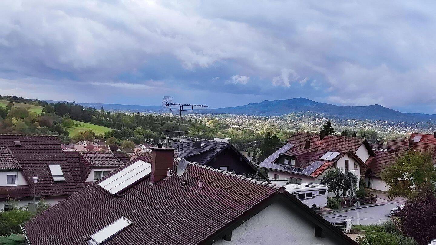Sonnige Aussichtslage mit Weitblick - Reiheneckhaus mit Galerie, Studio und großem Garten in Happurg – Happurg – Vorschaubild 2