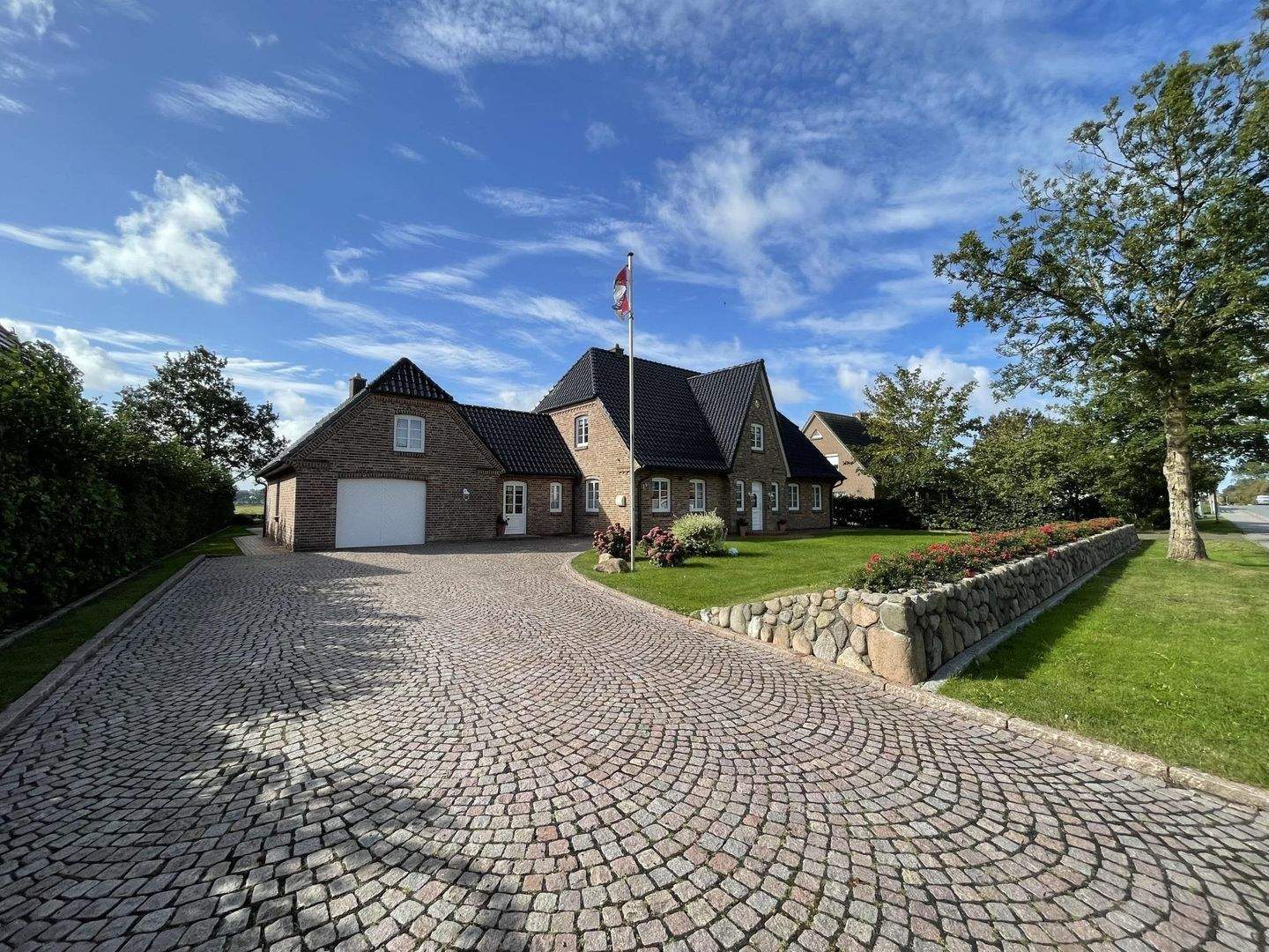 Traumhaftes Landhaus mit Ferienwohnung in Reichweite des Wattenmeeres – Nordstrand – Bild 1 von 9