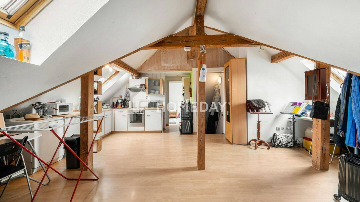 Gemütliche Dachgeschosswohnung mit besonderem Grundriss, Tageslichtbad und PKW-Stellplatz