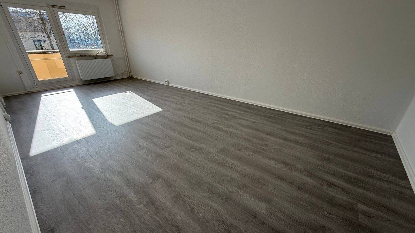 Modernem Bodenbelag - großer Südbalkon - Einbauküche mögl. !