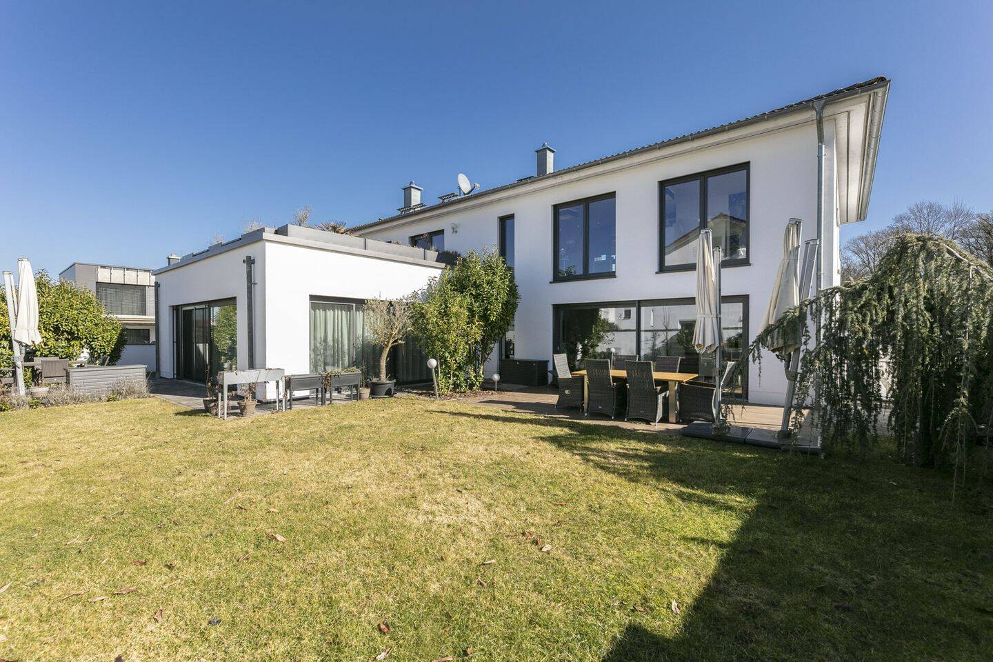 Luxus, Licht und Raum - beeindruckende Villa mit Einliegerwohnung & mehr