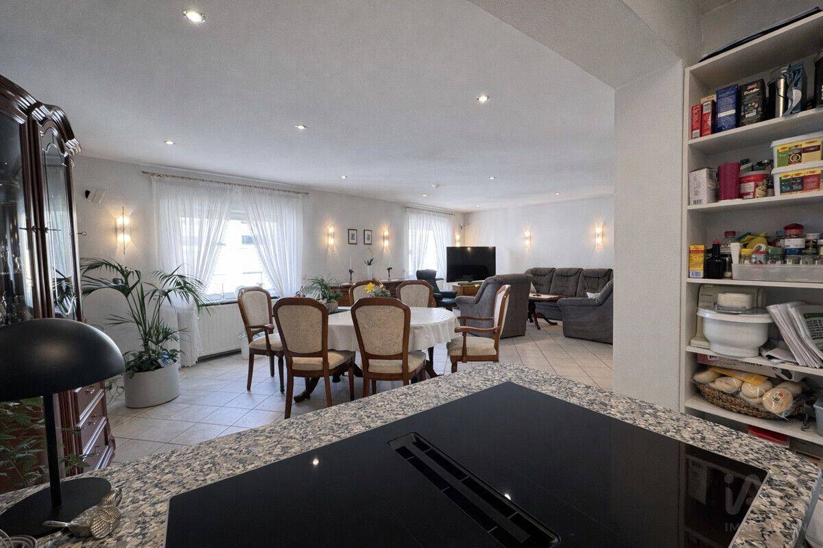 Eigentumswohnung im Zweifamilienhaus mit Garten, Pool und Garage in Saarbrücken-Scheidt