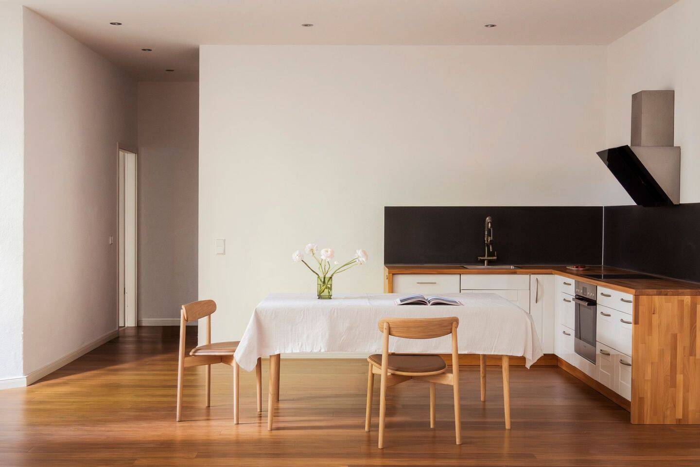Ruhige Innenhoflage im Winsviertel, fein modernisierter Altbau, hell und reduziert gestaltet – Berlin – Vorschaubild 2