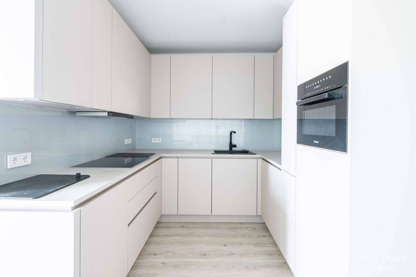 City-West kompakt: modernisierte Designwohnung mit ruhiger Loggia nahe KaDeWe – Berlin – Vorschaubild 2