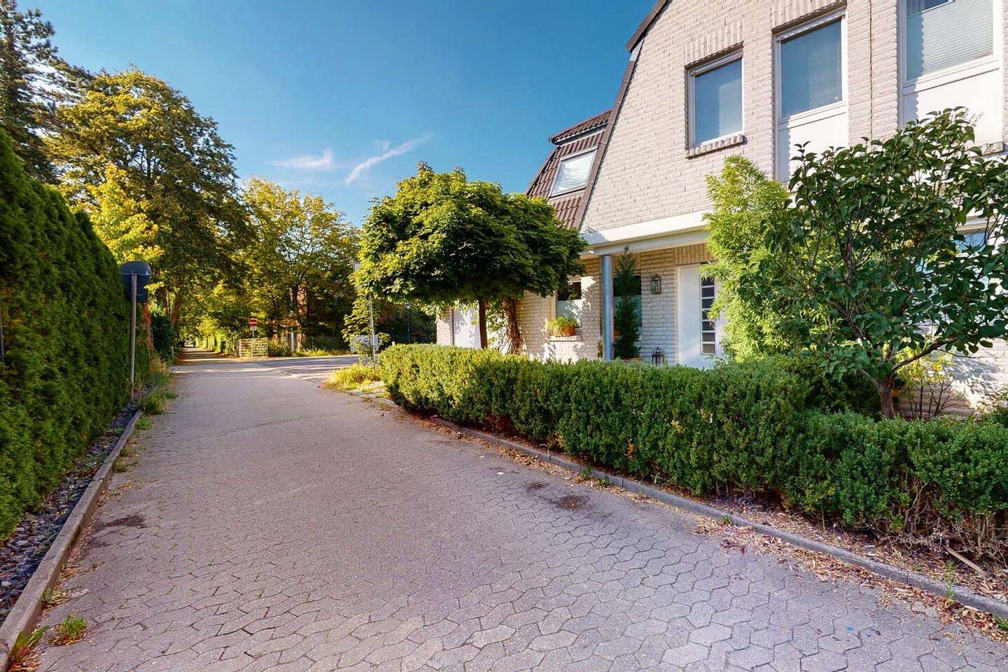 Familienglück zum Greifen nah: hochwertig ausgestattete Doppelhaushälfte mit großem Garten und Kamin – Düsseldorf – Vorschaubild 2