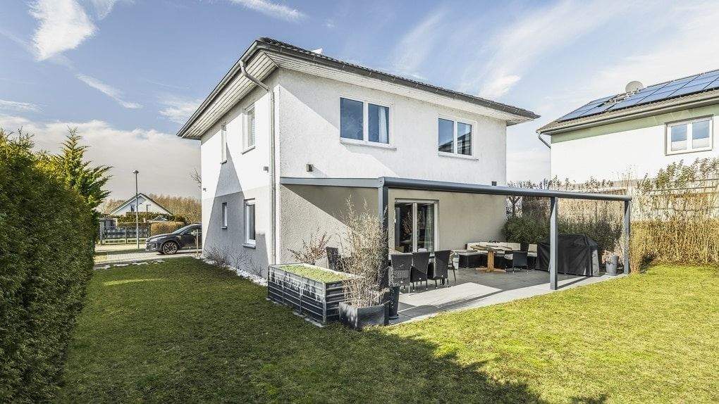 Elegantes Wohndomizil mit großzügigem Grundstück und hochwertiger Ausstattung – Schönefeld – Bild 1 von 9