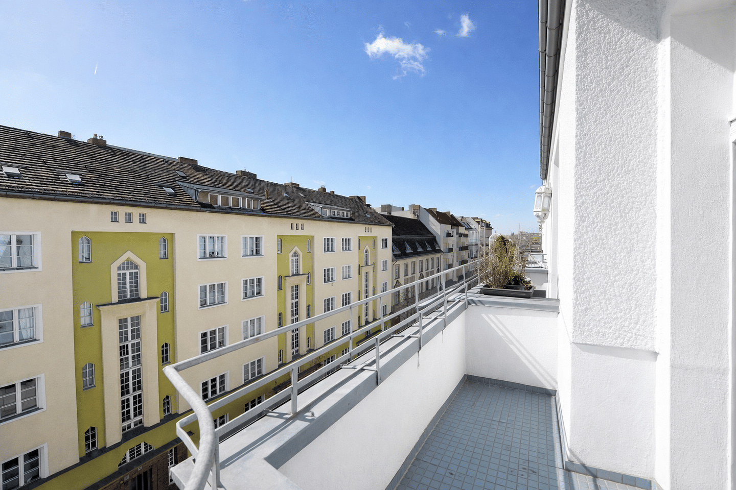 Renovierte 2,5-Zimmer-Altbauwohnung mit Südbalkon und bezugsfrei! (WE 46) – Berlin – Bild 1 von 9
