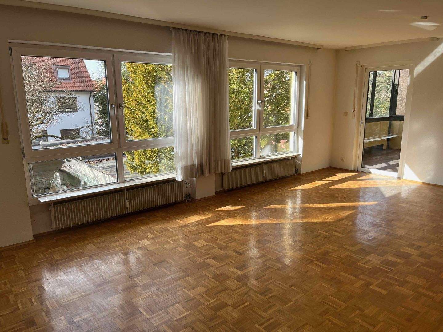 Sehr helle 4 ZW mit großzügigem Wohn-/Essbereich, Wintergarten, nagelneuem Tageslichtbad in absolut ruhiger Wohnlage in einem 3 Familien-Haus – Nürnberg – Bild 1 von 9