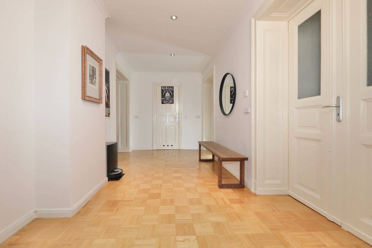 GROSSZÜGIGE ALTBAUWOHNUNG MIT AUFZUG - MIT BALKON & PARKETT - NÄHE OSTBAHNHOF & SPREE – Berlin – Vorschaubild 2