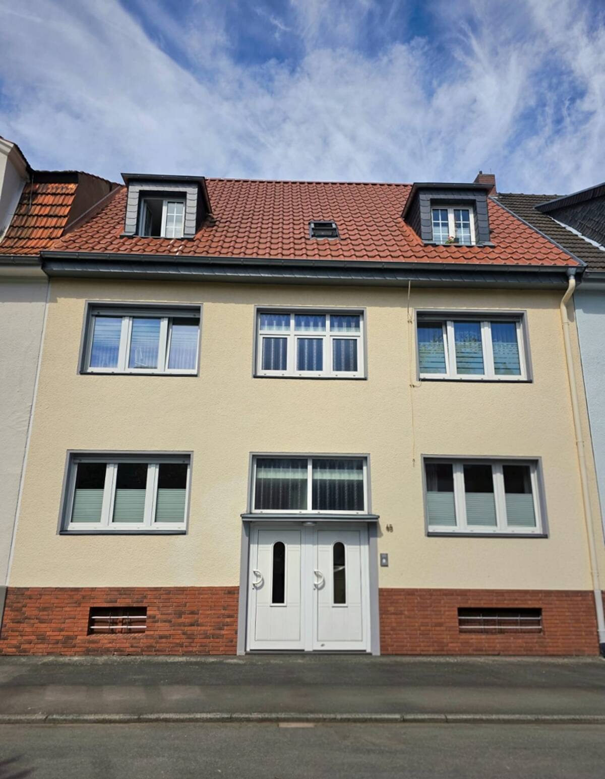 Kapitalanlage in Rheinnähe: Modernisiertes 3-Familienhaus in Plittersdorf, solide vermietet – 53175 Bonn – Bild 1 von 9