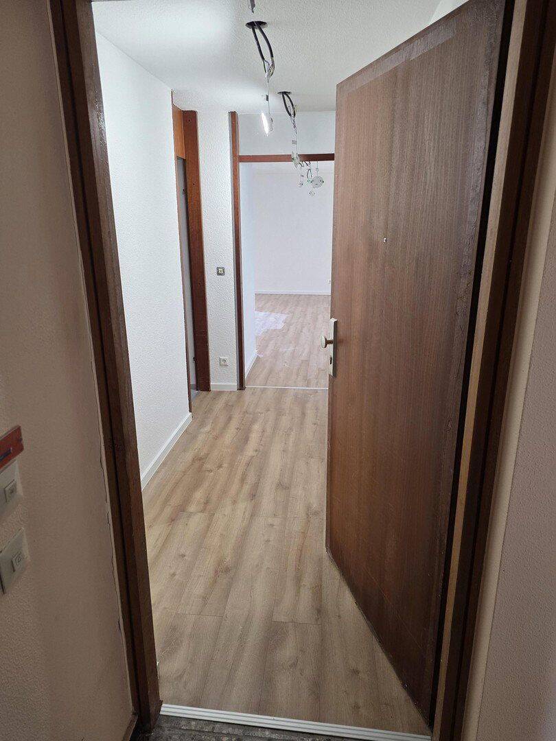 Frisch renovierte 1-Zimmer-Wohnung mit Wintergarten & Stellplatz in Ludwigsburg-Neckarweihingen
