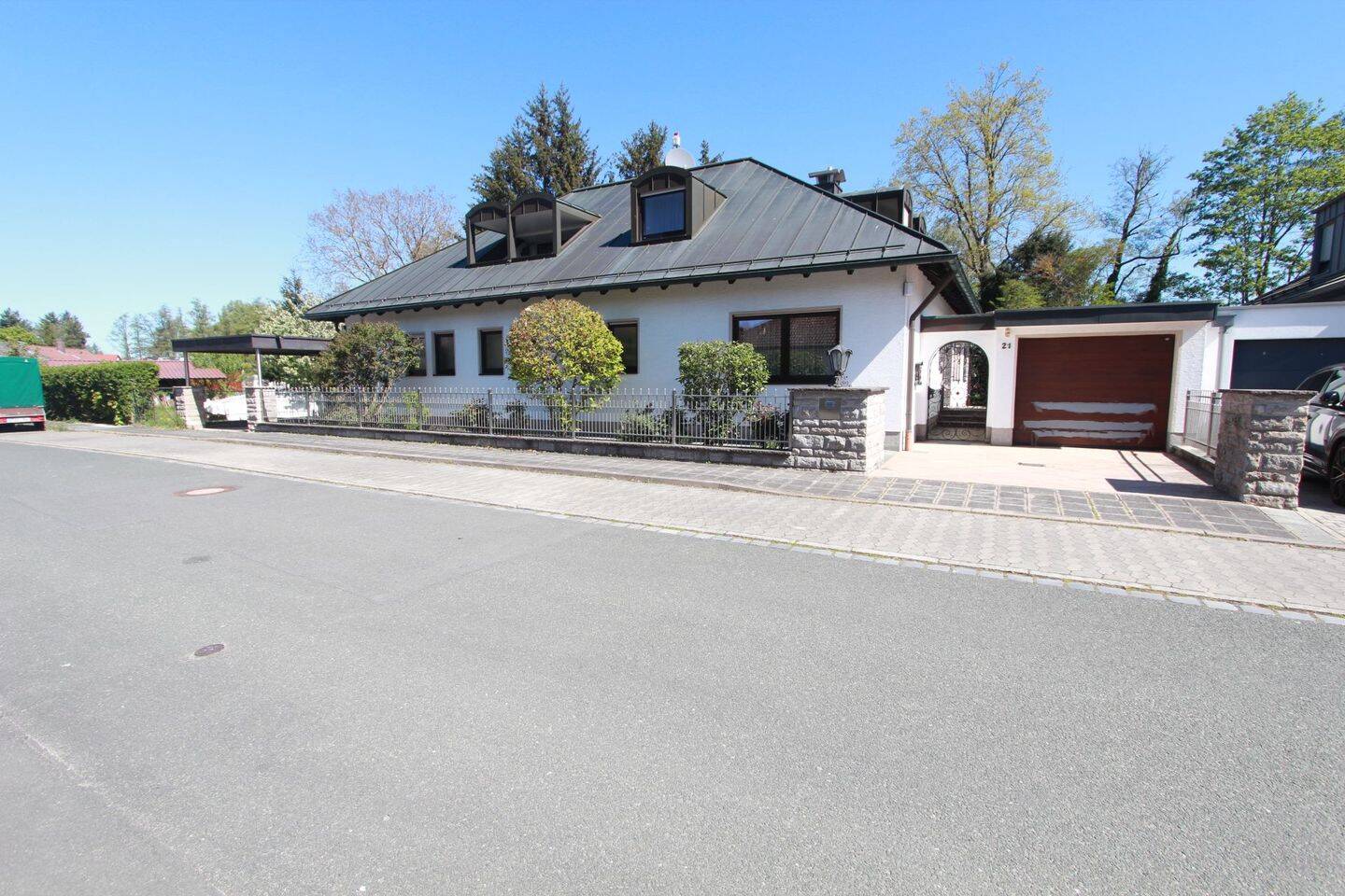 Großzügiges Wohnhaus mit Indoor-Pool, Sauna & 2 Garagen - ideal auch für 2 Familien – Nürnberg – Vorschaubild 2