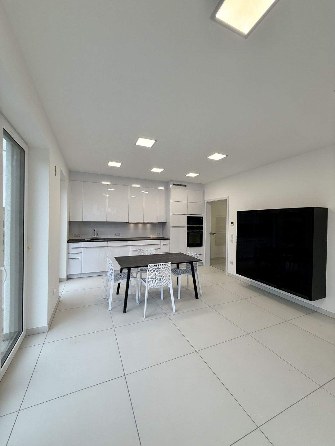 Exquisite Stadtvilla mit Einliegerwohnung - Neubau in bester Lage! – Monheim – Bild 1 von 5