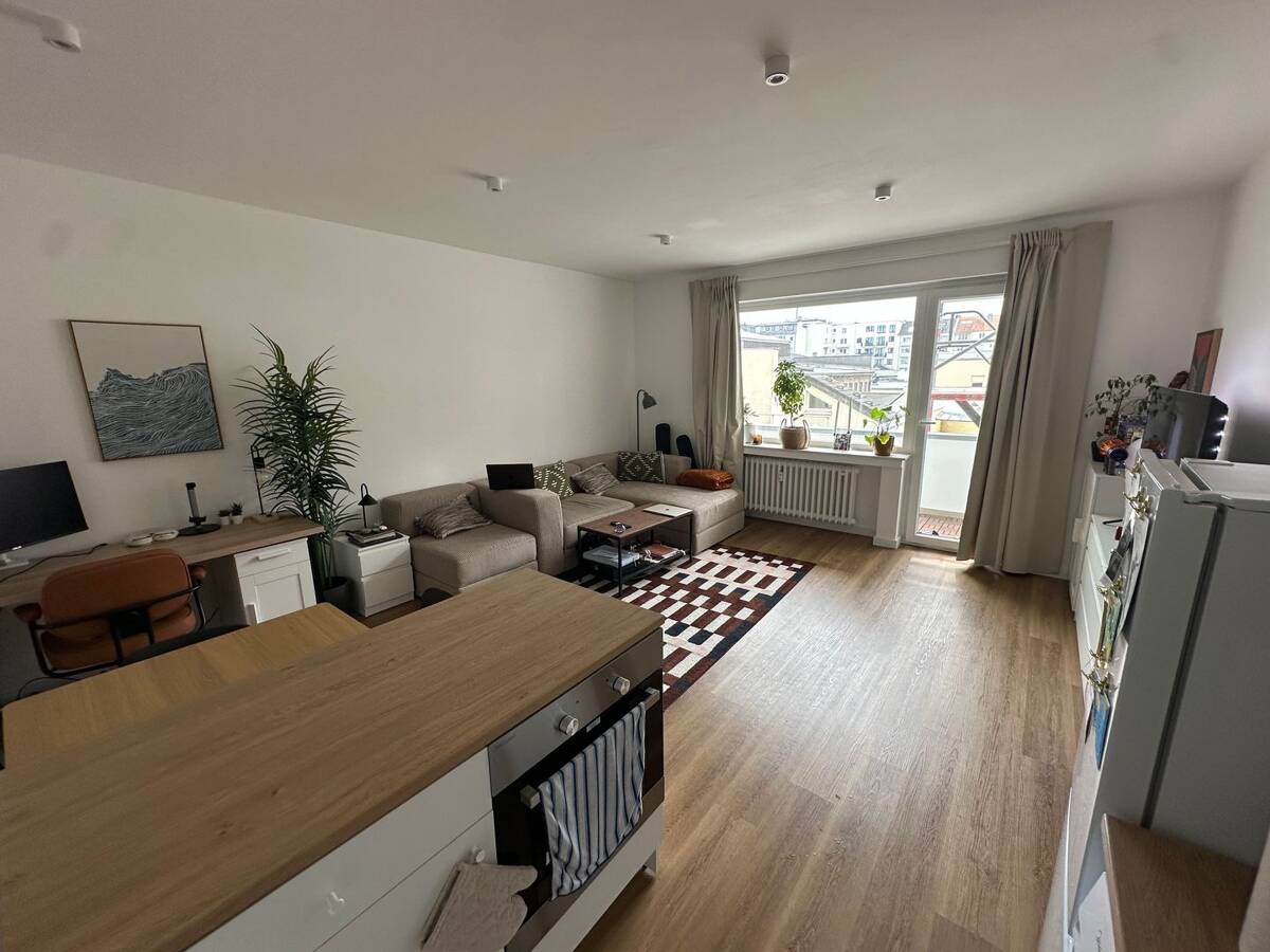 Nachmieter gesucht ab 01.10. für schöne, helle kernsanierte 1,5-Zimmer-Wohnung mit Balkon – Nähe Kö – 40215 Düsseldorf – Bild 1 von 9