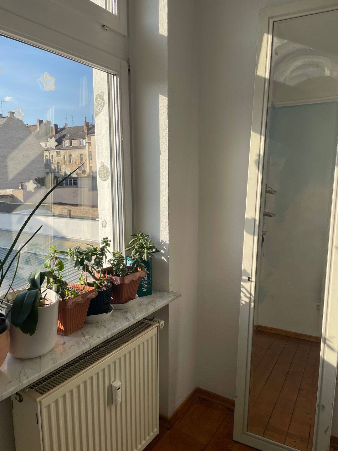 Schönes helles WG Zimmer Mittig mit Verbindung an ÖNV – Wiesbaden – Vorschaubild 2