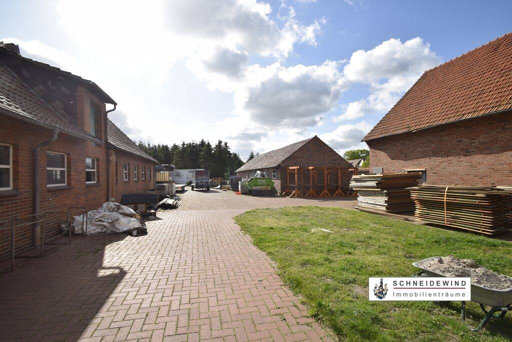 3 Wohnungen je 60 m² + mehrere Hallen/ Carport + Freifläche 1000m² + Parkflächen/ Garagen/ Carports