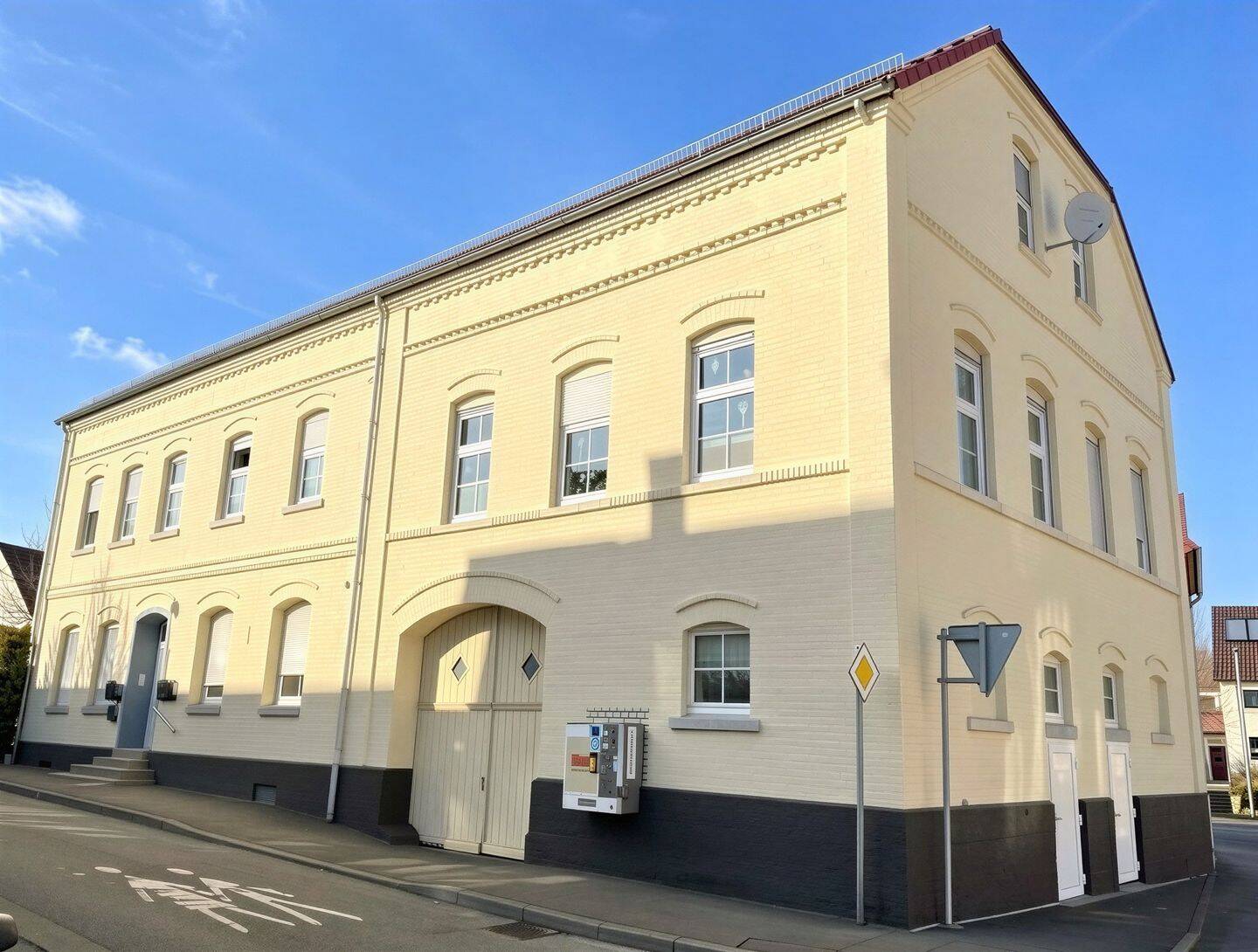 Solides Mehrfamilienhaus mit fünf Wohneinheiten und zusätzlicher PV-Einnahme in Warburg- OT – Warburg – Bild 1 von 9
