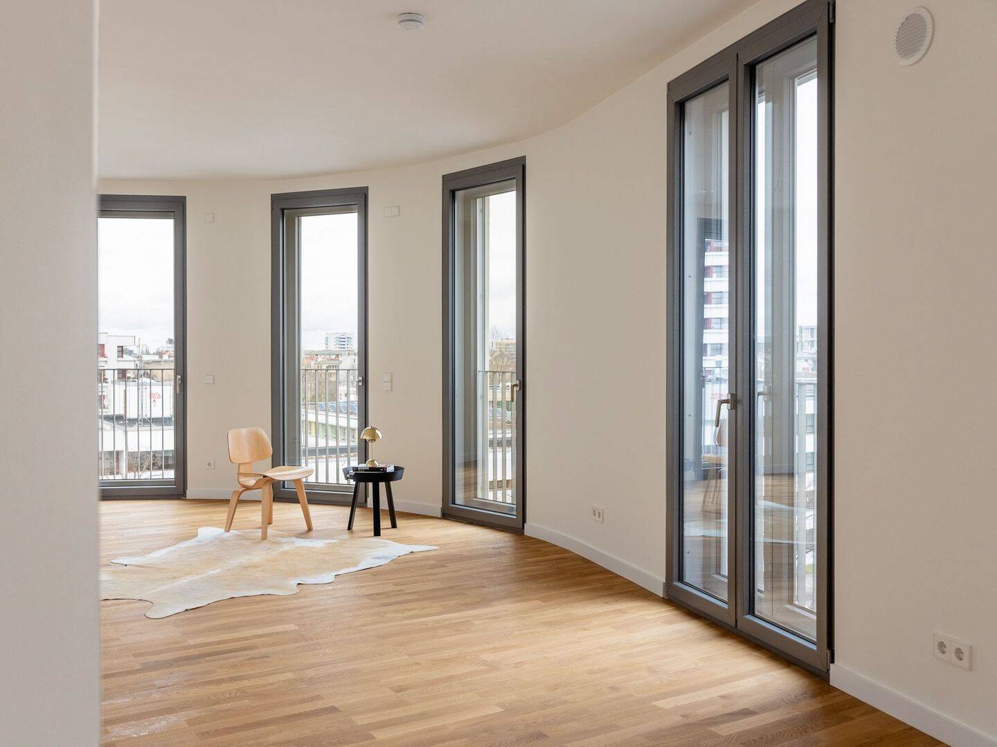 Großzügige 3-Zimmer-Neubauwohnung mit Terrasse und eleganter Rundung der Außenwand in Charlottenburg – Berlin – Vorschaubild 3