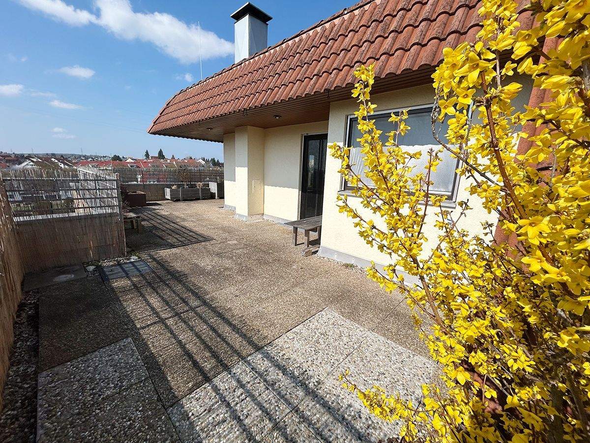 Penthouse-Traum in Sindelfingen: Geräumige 2-Zimmer-Wohnung, EBK und Dachterrasse mit Aussicht