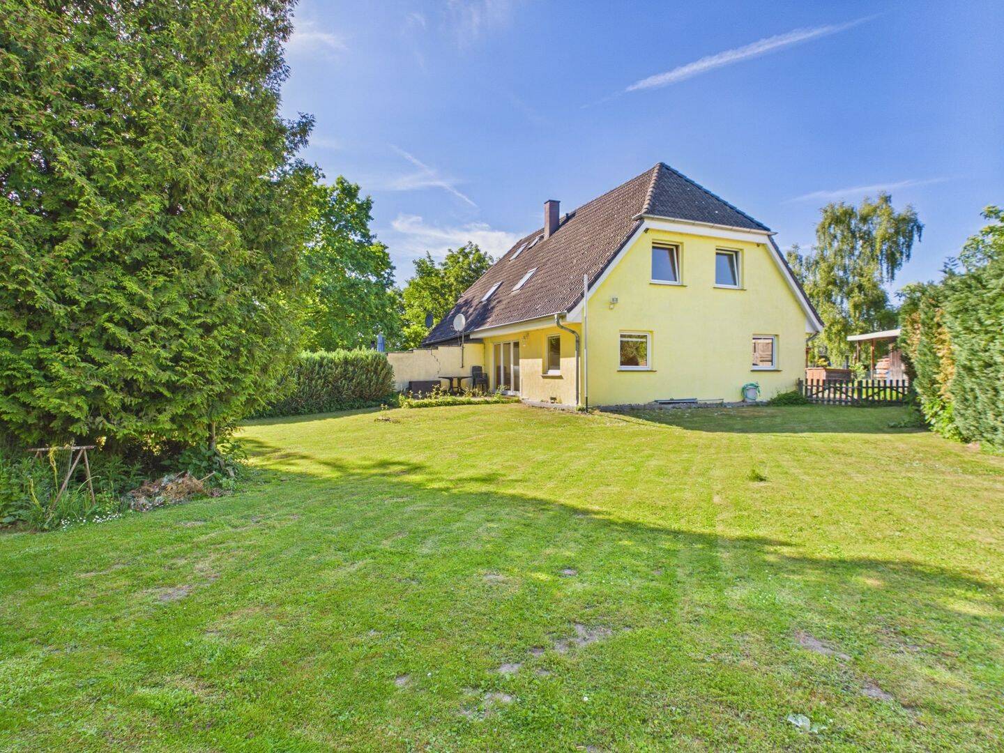 Ruhig gelegene Doppelhaushälfte nahe der Ostsee mit Garten und Carport – Damshagen – Bild 1 von 7