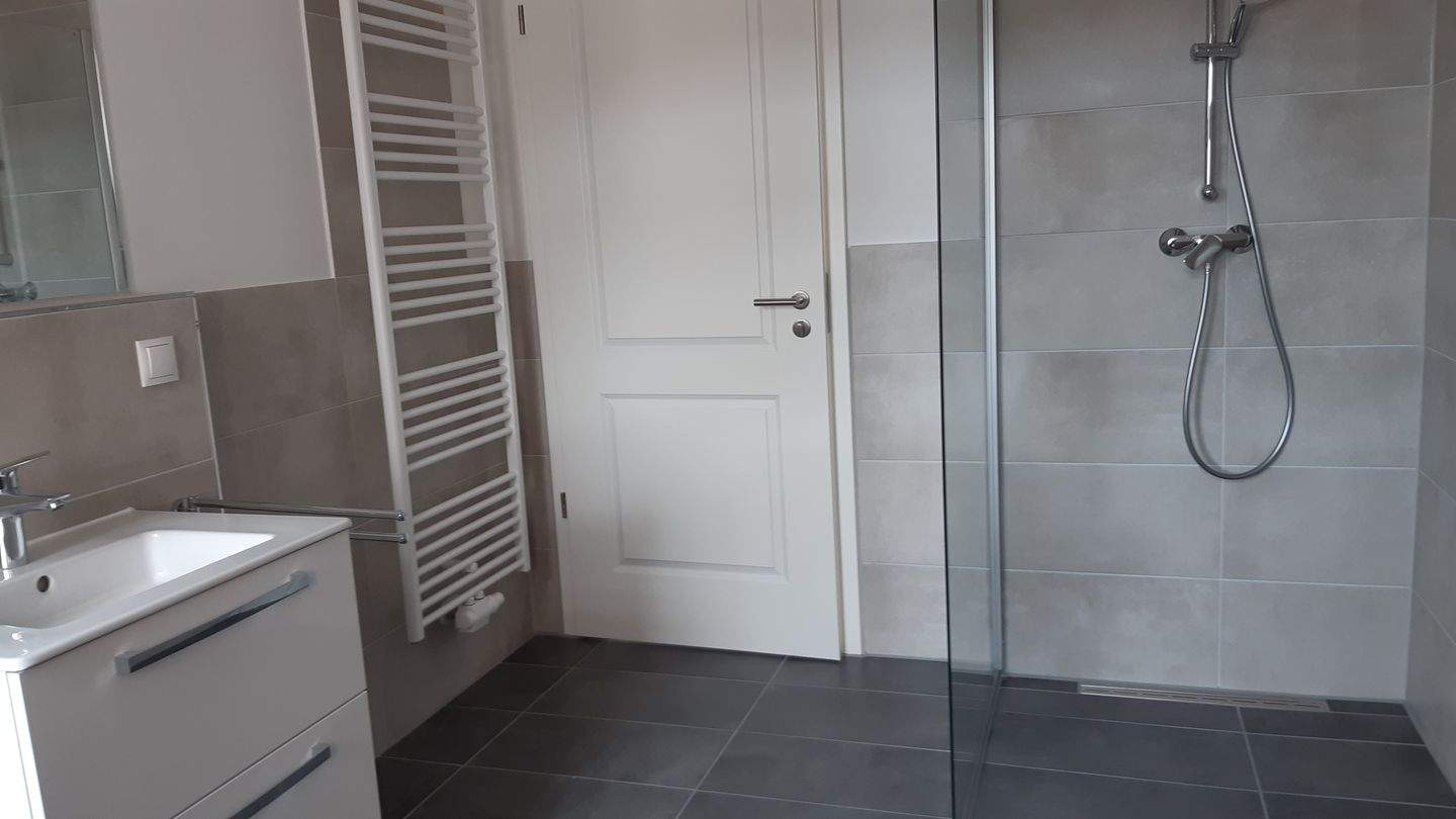 2-Raum-Appartment mit Küche, Lichtsystem, Design- Bad, Aufzug, Waschsalon – Chemnitz – Vorschaubild 7
