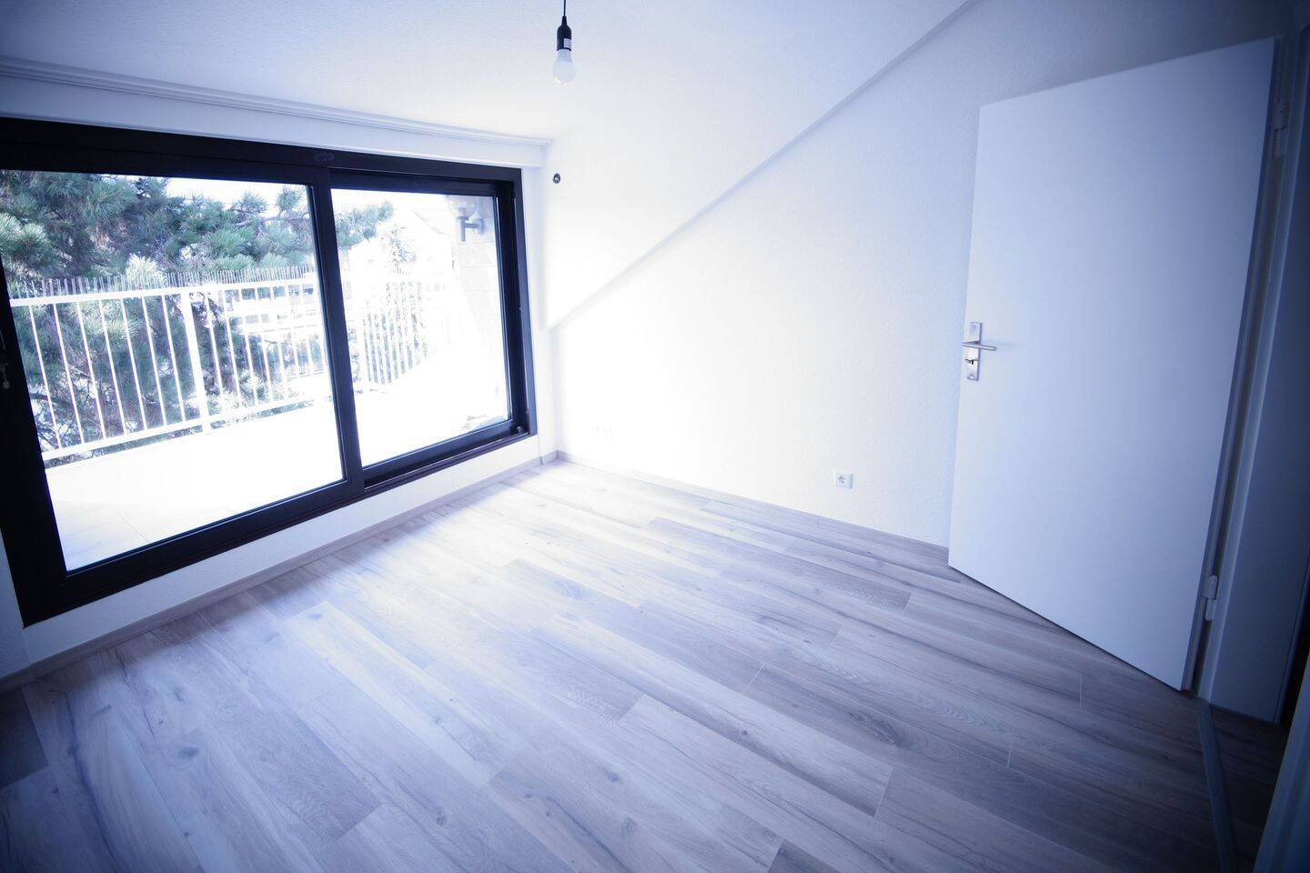 sanierte Dachgeschosswohnung mit Balkon und wohnlichem Hobbyraum in ruhiger Lage – Düsseldorf – Vorschaubild 3
