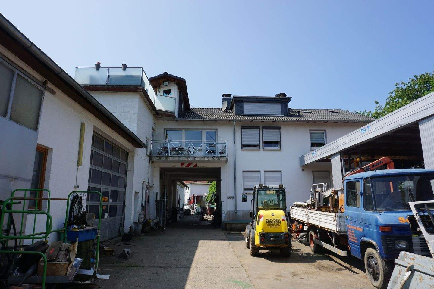 *** Mehrfamilienhaus mit großem Hof, Hallen, Werkstätten und Wiese direkt in Homberg zu verkaufen*** – Homberg – Vorschaubild 2