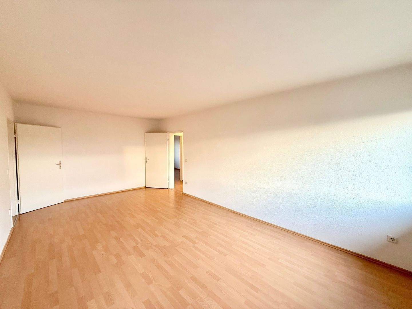 Ohne Provision & sofort bezugsfähig! Schöne 4-Zimmer-Wohnung mit netter Südwestloggia & ca. 86,6 qm im 1.Stock – Dietersheim – Vorschaubild 3
