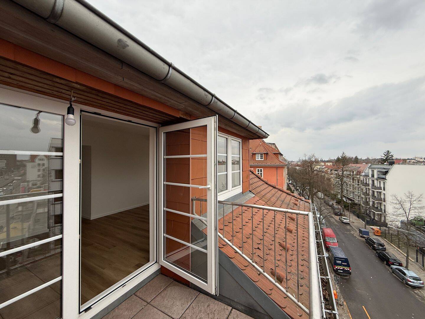 Bezugsfreie, großzügige 1-Zimmer-Altbauwohnung im Dachgeschoss mit schönem Balkon und Wohnküche! – Berlin – Vorschaubild 6