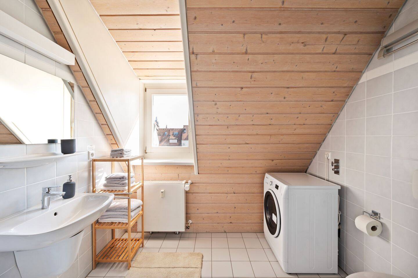 Exklusive 1,5-Zimmer-Dachgeschosswohnung mit Empore, Tiefgaragenstellplatz & Vollmöblierung in Top-Lage von Heilbronn – Heilbronn – Vorschaubild 7