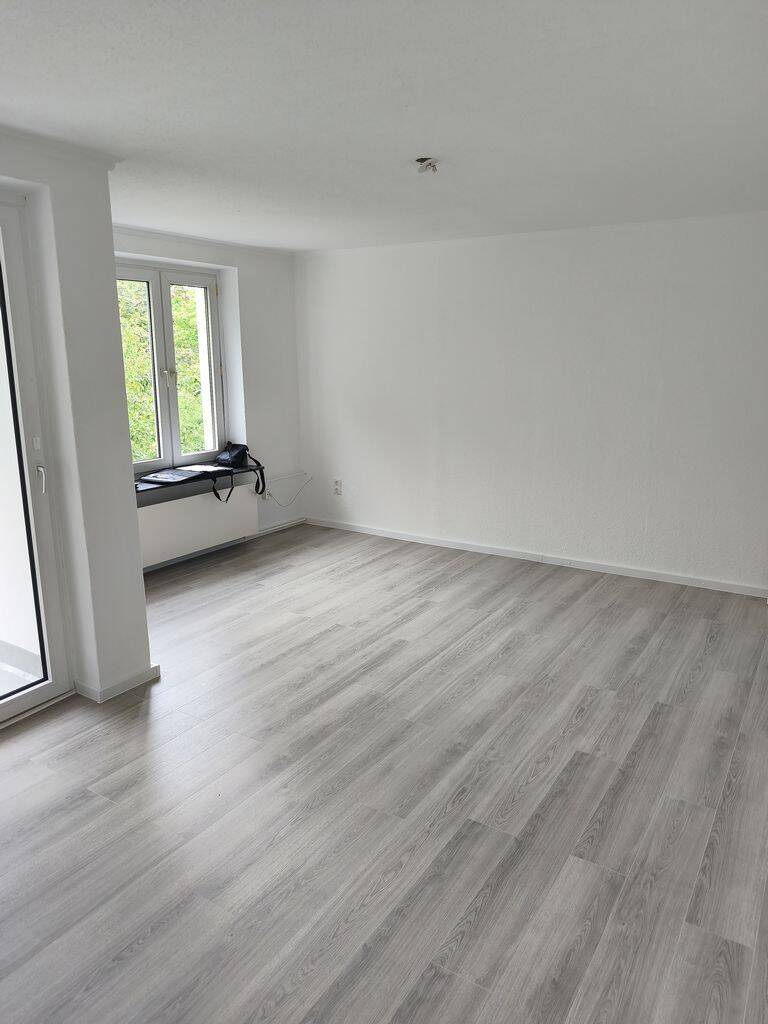 Hannover-Marienwerder TOPLAGE: sanierte 3 Zimmer Wohnung 1. OG mit schöner Loggia !