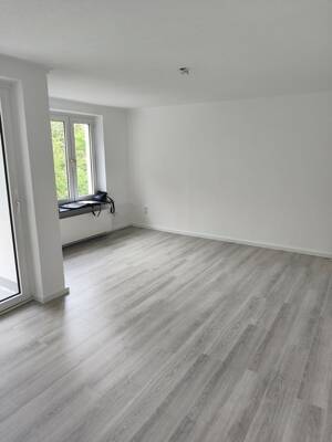 Hannover-Marienwerder TOPLAGE: sanierte 3 Zimmer Wohnung 1. OG mit schöner Loggia !