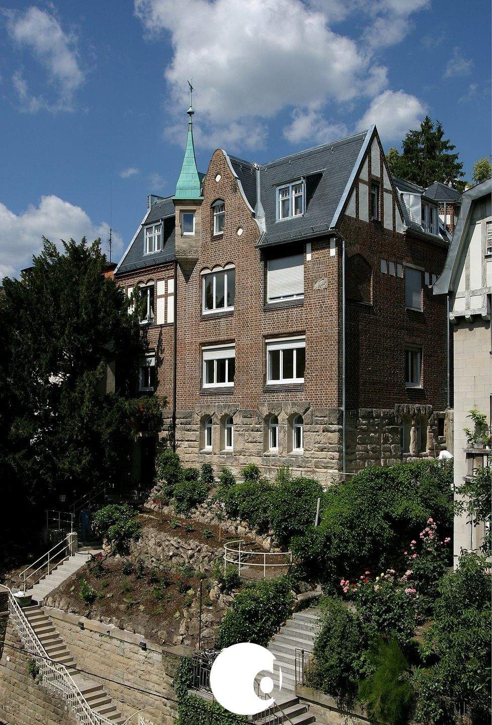 Charmant sanierte 5,5-Zimmer-Altbauwohnung in prachtvoll renovierter Stadtvilla nahe der Karlshöhe