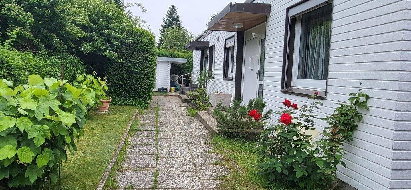 Charmanter DHH-Bungalow in begehrter Wohnlage von Ahrensburg, 4 Zimmer, ca. 84 m² Wohnfläche, ca. 360 m² Grundstück, Vollkeller, Carport – Ahrensburg – Vorschaubild 3