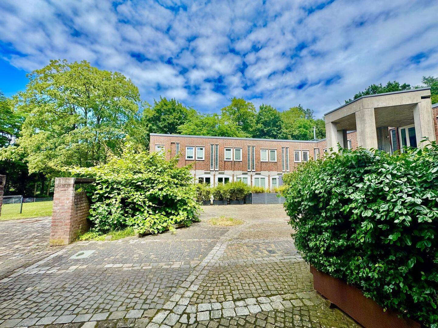 Stilvolle 2-Zimmer EG Wohnung mit 2 Terrassen in grüner Alleinlage von Unterbach – Düsseldorf – Vorschaubild 2