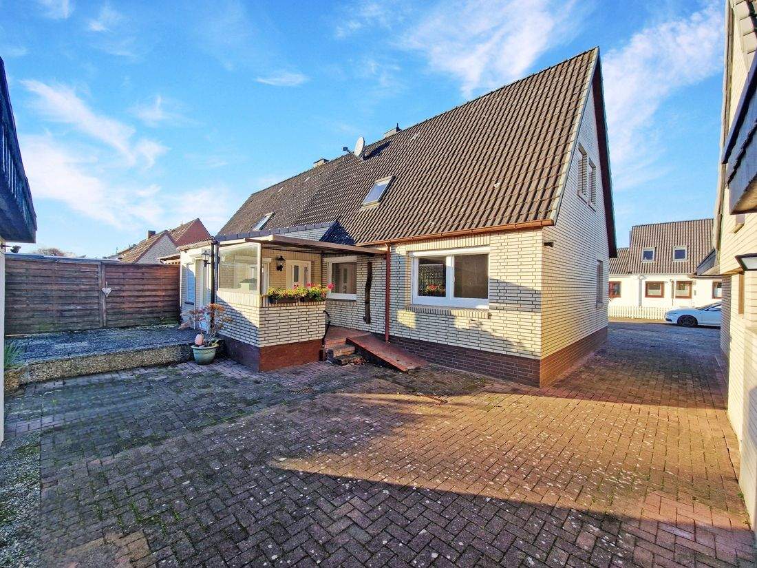 gepflegtes und modernisiertes Wohnhaus mit Garagen und einem schönem Grundstück – Wasbek – Bild 1 von 9