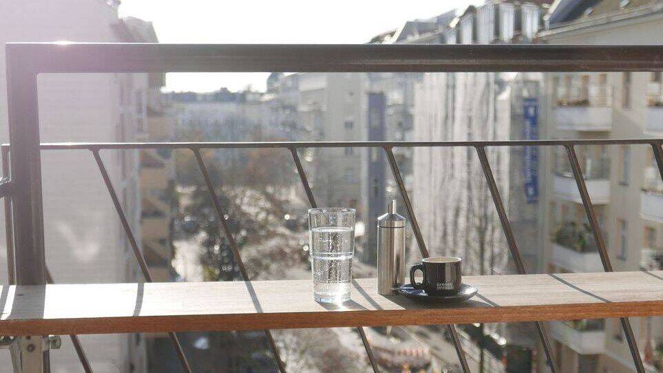 Bezugsfreies sonniges 1-Zimmer-Apartment, Balkon und Tiefgarage – Berlin – Vorschaubild 3