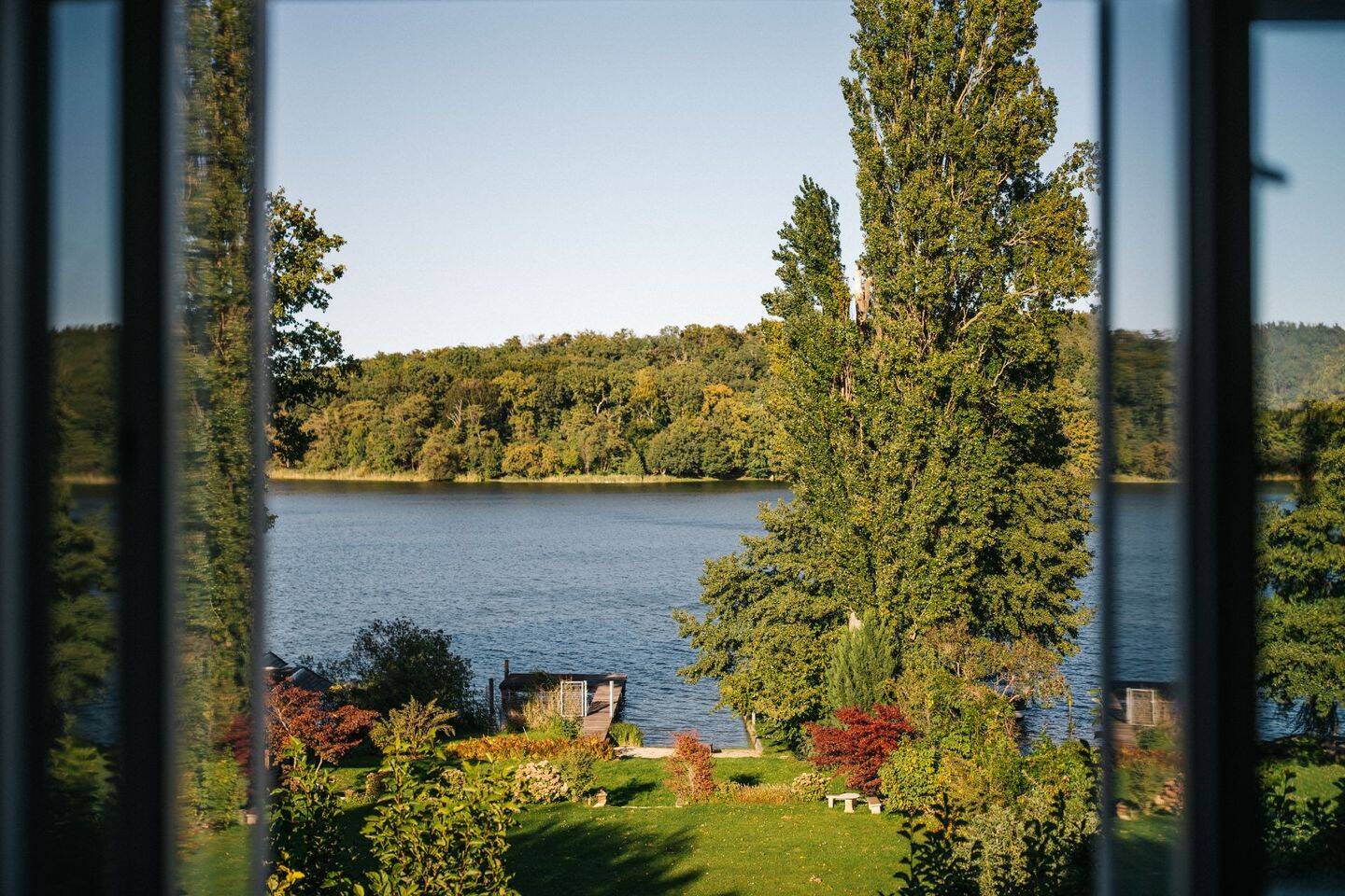 Waterfront villa with private sandy beach and exclusive boat dock – Potsdam – Bild 1 von 9