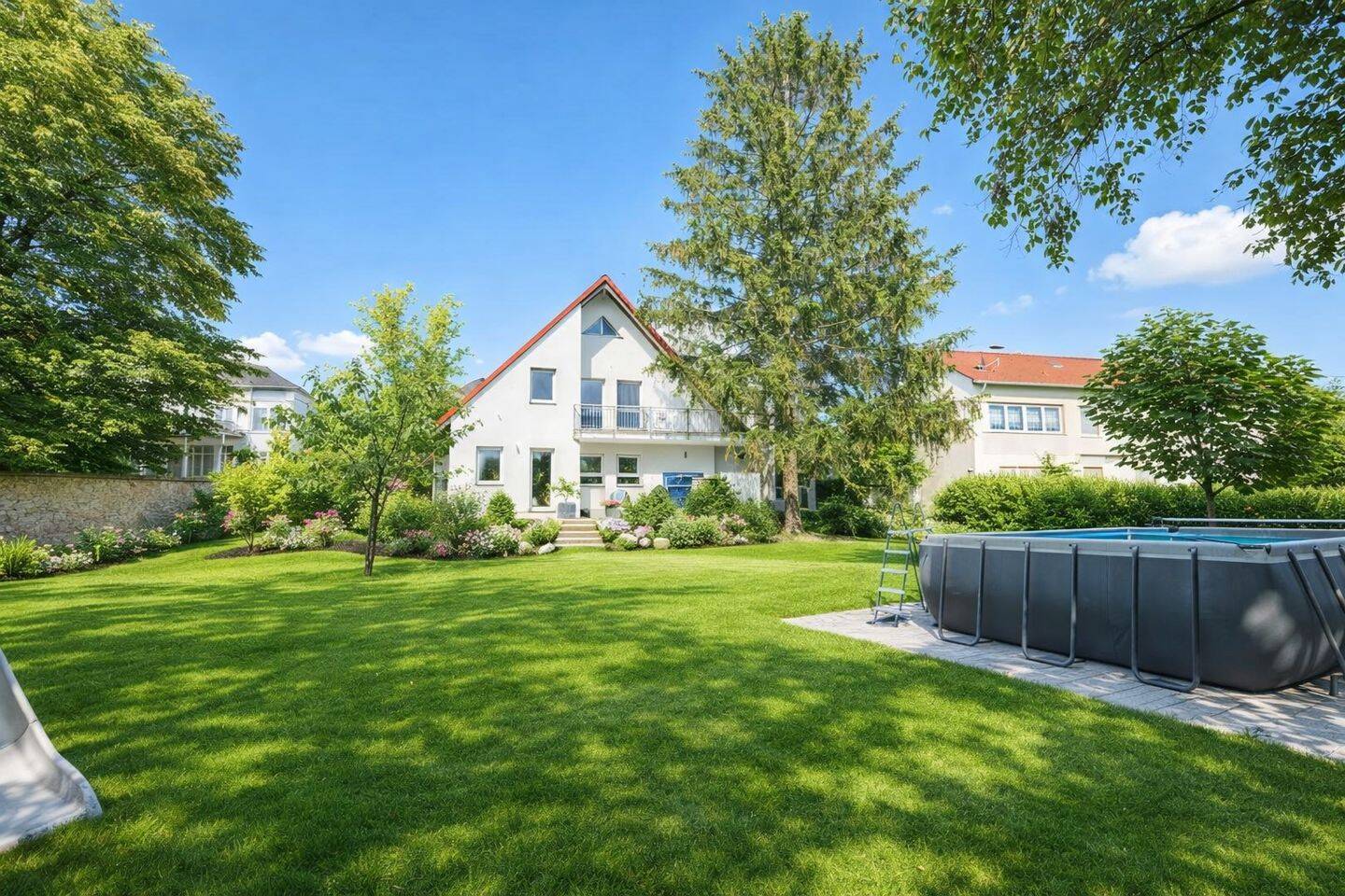 Modernisiertes Haus mit ca. 1.250 m² Traum-Grundstück – Wiesbaden – Bild 1 von 2
