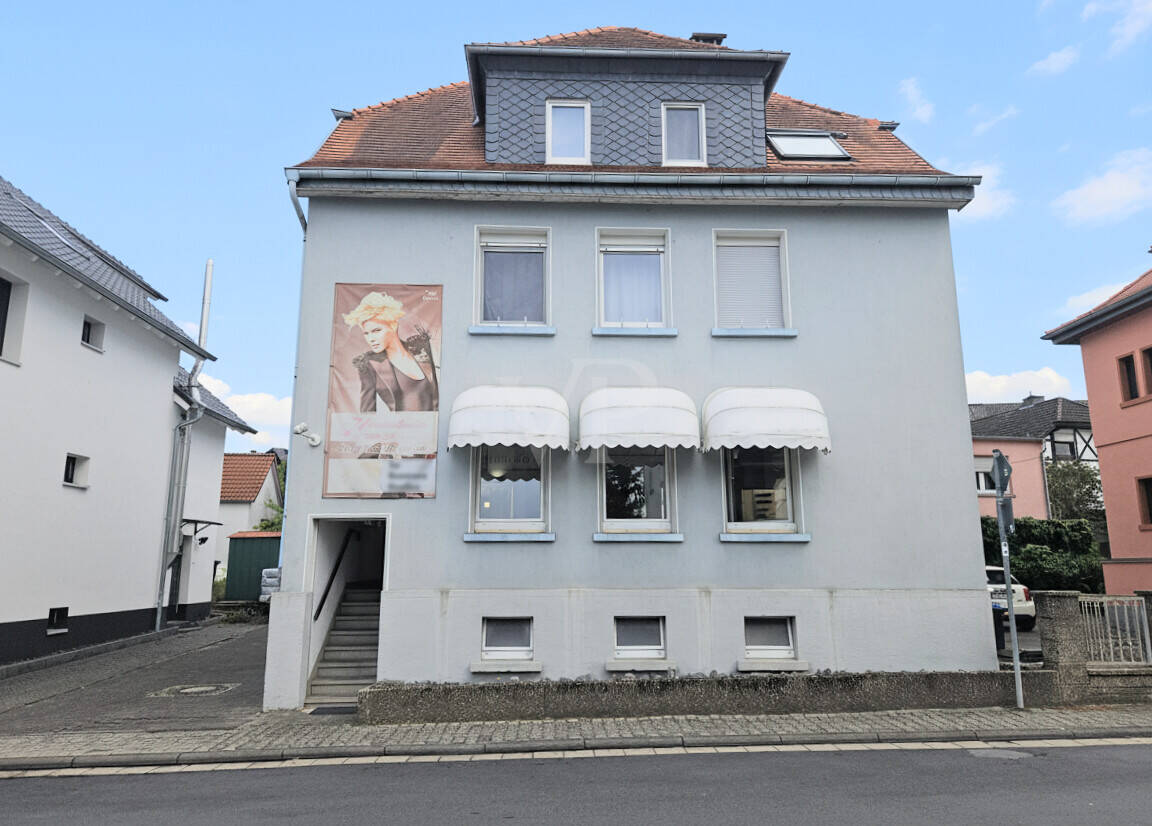 Wohnen und Arbeiten unter einem Dach: Wohn- und Geschäftshaus in zentraler Lage von Neu-Anspach – Neu-Anspach – Bild 1 von 9