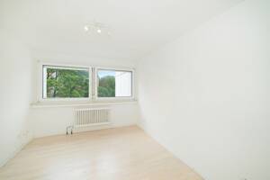 Wohnen direkt am Ostpark: Helle, renovierte 3-Zimmer-Wohnung mit zwei Südbalkonen und Weitblick. – 81735 München – Vorschaubild 3