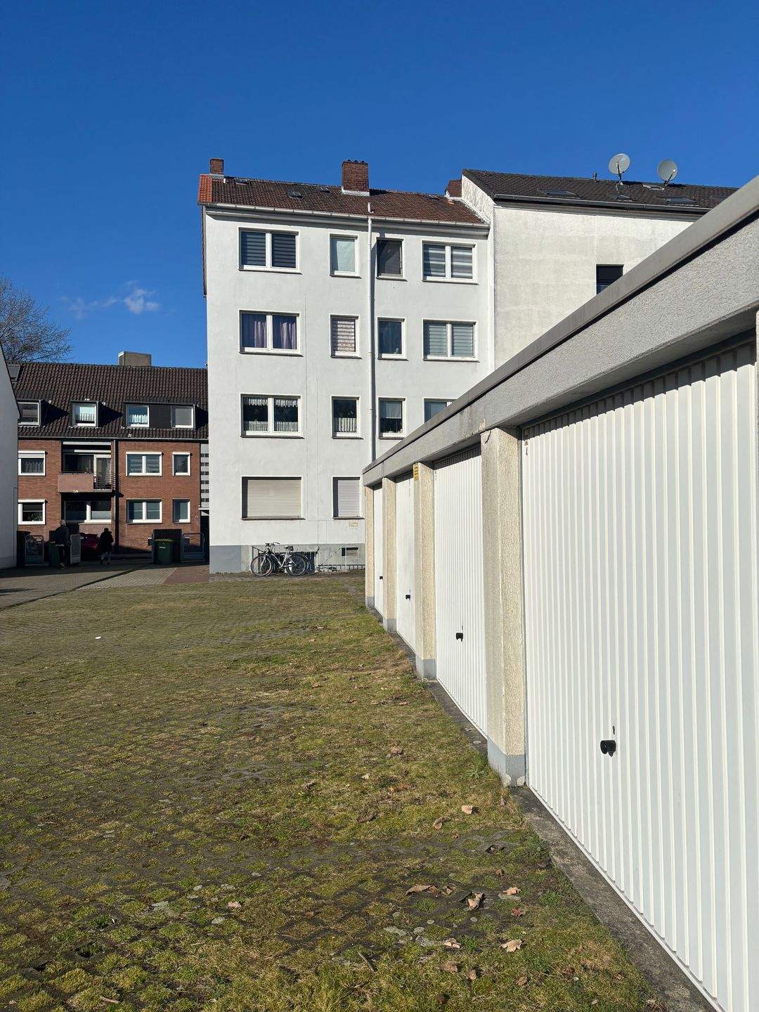 Solide Kapitalanlage mit Weitblick. Gepflegtes Mehrfamilienhaus in ruhiger Oberhausener Lage mit Garagen. – Oberhausen – Vorschaubild 4