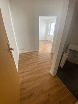 Frisch saniert, Neuer Bodenbelag, Tageslichtbad mit Wanne & Top Ausstattung – 39112 Magdeburg – Vorschaubild 3