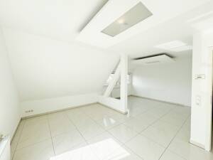 Helle und großzügige 3,5-Zimmer Maisonettewohnung mit EBK und Balkon! – 70327 Stuttgart – Vorschaubild 2